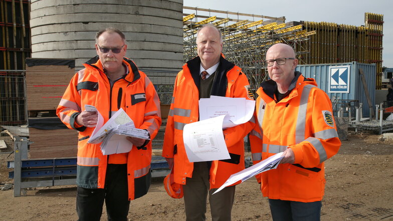 Lasuv-Projektleiter für Straßenbau, Andreas Weber, Niederlassungschef Holger Wohsmann und Lasuv-Abteilungsleiter Karsten Borkenhagen (von links) vor der neuesten Brücke über das Rossendorfer Wasser. Im April wird betoniert.