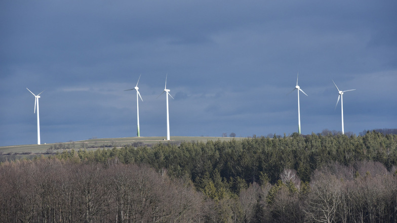 Noch stehen fünf Windkrafträder oberhalb von Hausdorf. Ein Investor will sie austauschen.