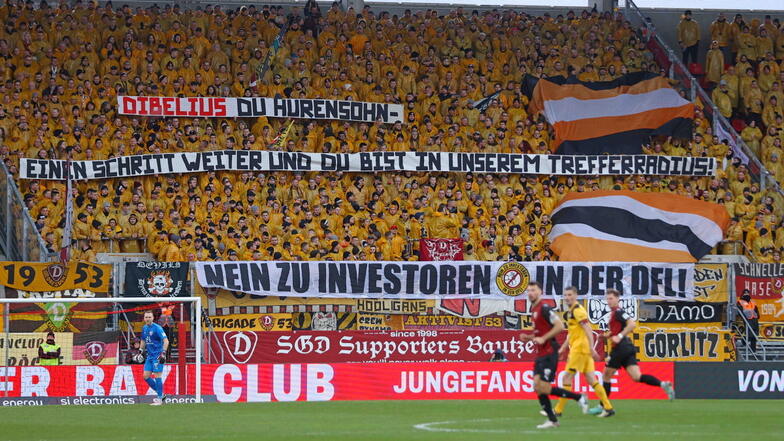 Gegen Ingolstadt lassen die Dynamo-Fans ihren Frust über den geplanten Investoren einstieg am CVC-Deutschland-Chef Alexander Dibelius aus. "Dibelius du Hurensohn – einen Schritt weiter und du bist in unserem Trefferradius", steht auf dem Plakat.
