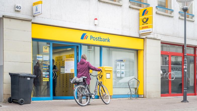 Ein letztes Kundengespräch gab es noch an der Tür: Mittwochmittag machte die Postbank- und Post-Filiale zu.
