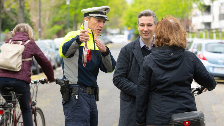 Viele gute Worte, lange Erklärungen: Polizeioberkommissar Thomas Kiraly und Verkehrsbürgermeister Stephan Kühn (Grüne) bei einer Kontrolle auf der Glashütter Straße in Dresden.