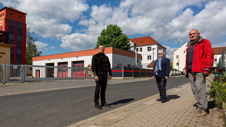 Die Stadträte Klaus Wolframm, Peter Weinholtz und Lothar Brandau vor der Wache in Döhlen, wo auch das neue Depot gebaut werden soll.