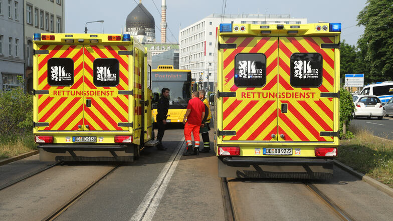 Auf der Weißeritzstraße ist eine Frau am Dienstag von einem Bus erfasst worden.