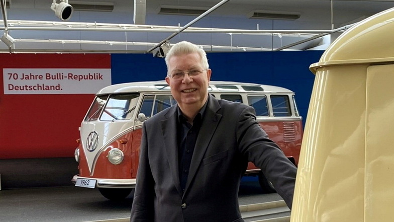 Eberhard Kittler ist gebürtiger Görlitzer und seit 1980 Journalist. Von 2009 bis 2021 war er in leitender Funktion in der Traditionsabteilung von VW, unter anderem als Konzernbeauftragter Volkswagen Classic, tätig. Er lebt in Braunschweig.