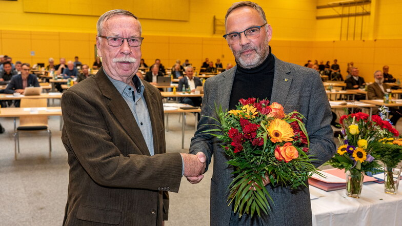 Als ältester Kreisrat vereidigt Klaus Vivus (links) den neuen Landrat Mittelsachsens Dirk Neubauer. Danach gab es Blumen.