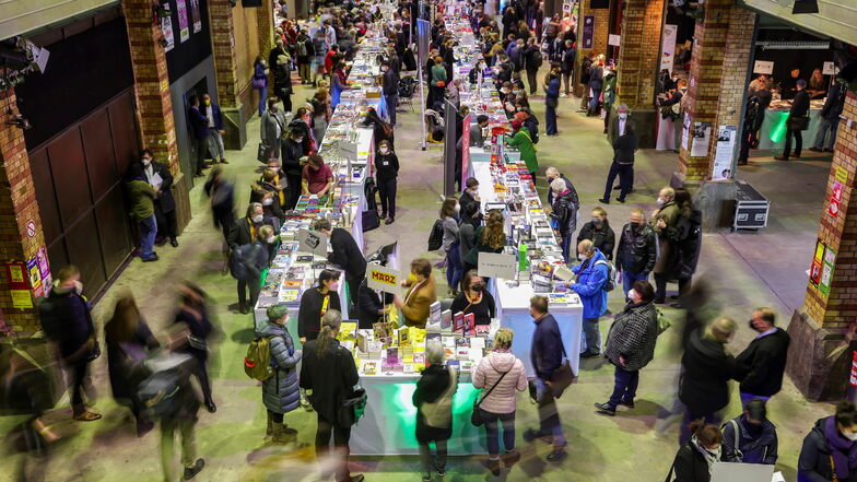 Großes Gedränge an langen weißen Tischen. Unter den noch immer geltenden Corona-Bedingungen können bis zum Sonntagabend rund 10 000 Gäste das Buchmesse Pop Up inklusive der Lesungen besuchen.