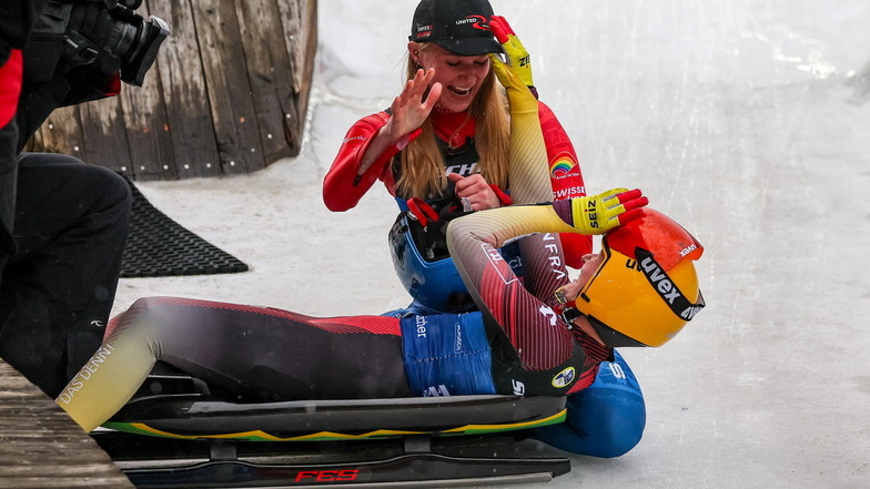 Es ist das Bild des Sprint-Freitags: Die Schweizerin Natalie Maag reißt ihre Freundin Julia Taubitz vor Freude fast vom Schlitten.