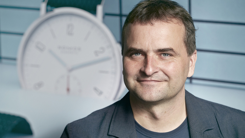 Der Uhrenhersteller Nomos Glashütte verstärkt sein China-Geschäft. Geschäftsführer Uwe Ahrendt hat zwei neue Niederlassungen gegründet.