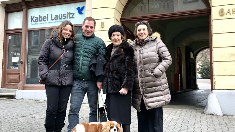 Jutta Reimann (2. von rechts) besuchte mit ihrer Familie Zittau. In der Mandaustadt lebte früher ihr Vater und hier wurde auch die Schwester geboren.