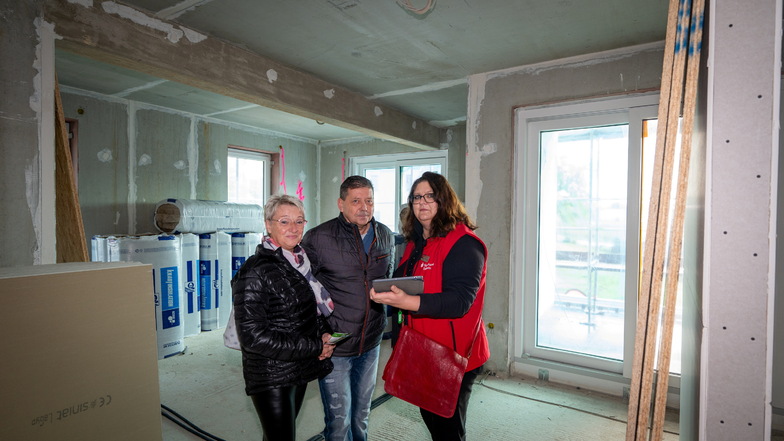 Simone Suhr und Detlef Volkmann (von links) haben sich von Eileen Seifert von der Sparkasse eine der Wohnungen zeigen lassen.