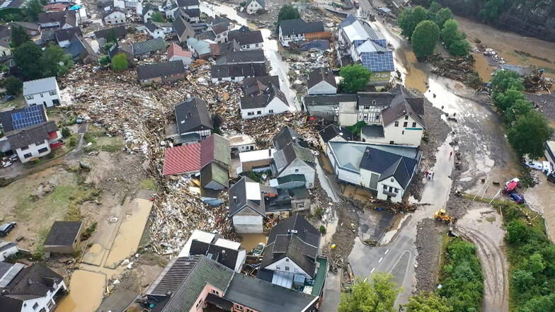 Rheinland-Pfalz, Schuld: Die mit einer Drohne gefertigte Aufnahme zeigt die Verwüstungen die das Hochwasser der Ahr in dem Eifel-Ort angerichtet hat.