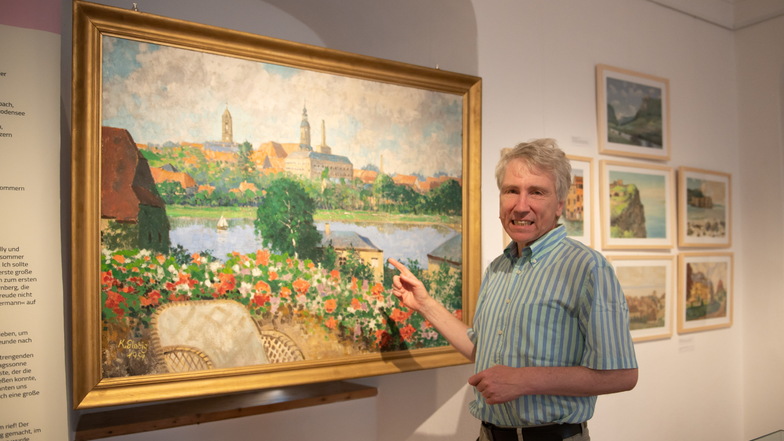 Museumsleiter Jens Schulze-Forster zeigt in der neuen Sonderausstellung das berühmte Gemälde Globigs mit der Seeanlage.