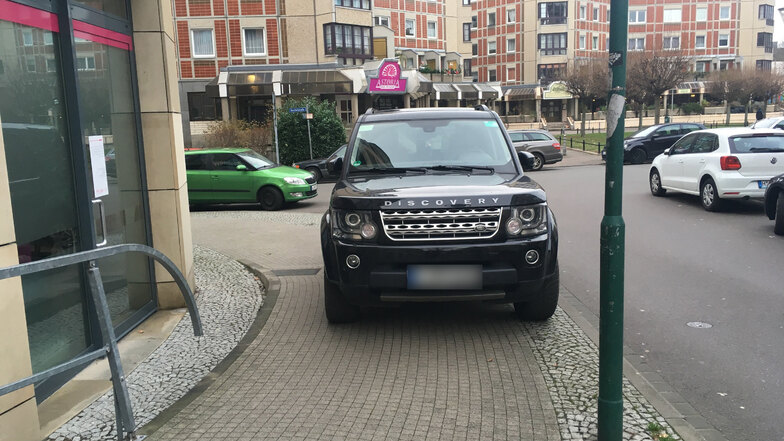 Passend zum Klischee: Wer seinen Geländewagen so parkt, sollte mit Passanten rechnen, die ihr Smartphone zum Beweisfoto zücken. Diese Aufnahme stammt vom Dorotheenplatz in Leipzig, nicht weit vom Stadtzentrum.