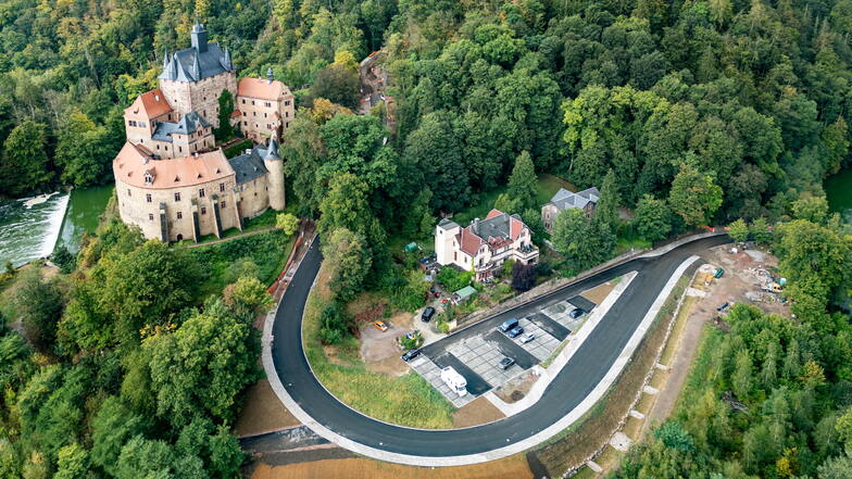 Die Sanierung des Burgberges in Kriebstein geht dem Ende entgegen. Unter anderem wurden die spitze Kurve entschärft und ein Parkplatz angelegt.