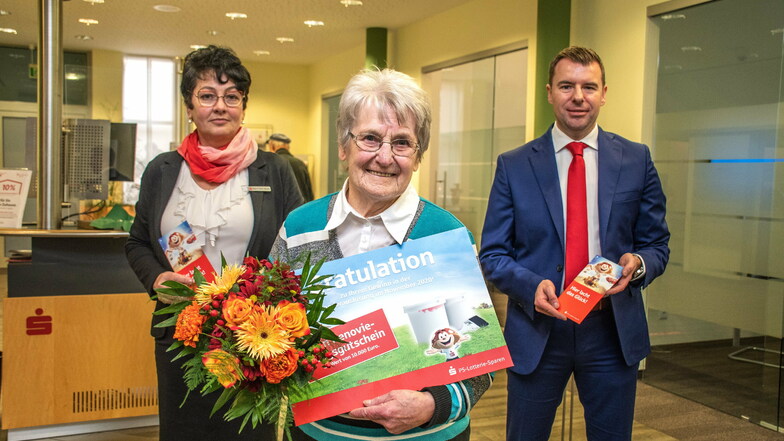 Uta Seyfert (vorn) hat beim PS-Lotterie-Sparen einen Renovierungsgutschein gewonnen. Den haben ihr Servicemitarbeiterin Beatrix Scholz-Meusel (links) und Filialleiter Randy Lippmann übergeben.