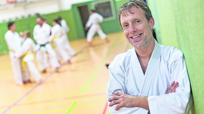 Marco Herrmann trägt einen schwarzen Gürtel, den 3. Dan, und ist der Vorsitzende des Freitaler Shotokan-Karatevereins.