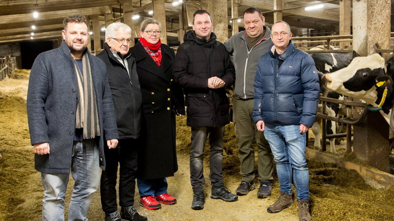 Die Kühe sind bald weg. In der Agrargenossenschaft Radeburg v.l.n.r.: Sebastian Fischer (MdL), Rüdiger Stannek (Agrargenossenschaft) , Bianca Wunderwald (CDU-Kreisvorsitzende), Falk Müller (CDU), Denis Thomas (Vorstand) und Sven Eppinger (CDU).