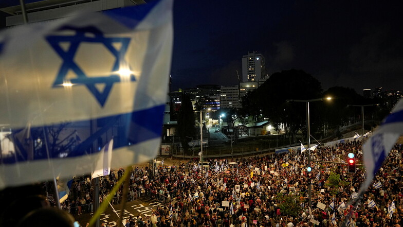 Tausende demonstrieren in Tel Aviv: Die neuen Vorschläge über eine Waffenruhe und Freilassung israelischer Geiseln wecken Hoffnung bei den Angehörigen.