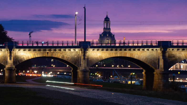 Vor dem Panorama der Innenstadt wird die Albertbrücke nachts schön beleuchtet