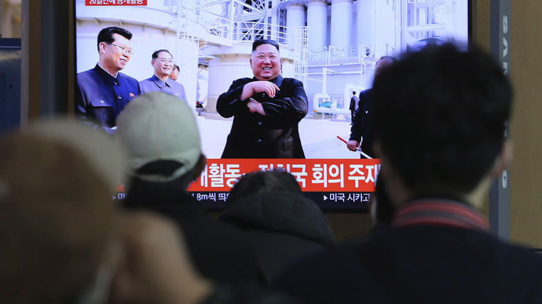 Menschen im Bahnhof von Seoul (Südkorea) sehen während einer Nachrichtensendung einen Beitrag zum nordkoreanischen Machthaber Kim Jong Un. Rund drei Wochen war dieser von der Bildfläche verschwunden.