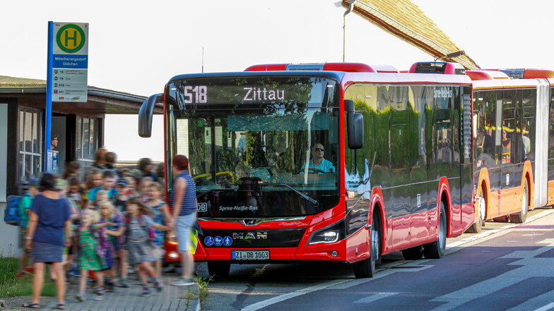 Schülerverkehr: Bus mit 40 Plätzen für 80 Kinder