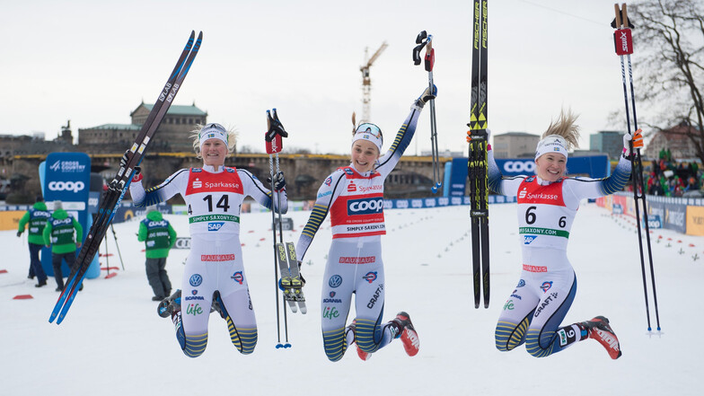 Noch genug Kraft für einen dreifachen Jubelsprung haben Siegerin Stina Nilsson (Mitte) und ihre Landsfrauen Maja Dahlqvist und Jonna Sundlin.