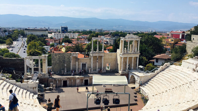 Die Ruinen des römischen Theaters in Plowdiw: In Bulgarien müssen Verbraucher für die üblichen Produkte und Dienstleistungen nur rund halb so viel zahlen wie im Schnitt aller EU-Mitgliedstaaten. 