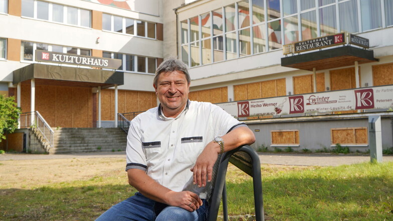 Bischofswerdas Oberbürgermeister Holm Große kann sich freuen: Die Stadt bekommt für ihr Kulturhaus Geld aus dem Fördertopf für den Strukturwandel in Kohleregionen.