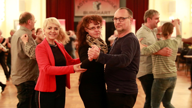 Corina Scholz und Torsten Rischer sind in der Zittauer Tanzschule von Karina Matzke-Burghart (links) bereits bis zum Goldkurs vorgedrungen.