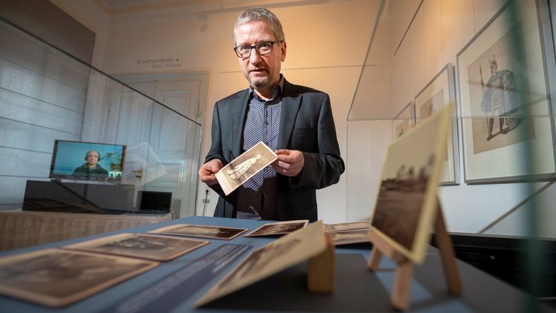 Dr. Wolfgang Mende, Wagner-Experte in Graupa, mit Originalfotos von der Nibelungen-Uraufführung: Eine kleine, aber feine Kabinettaustellung.