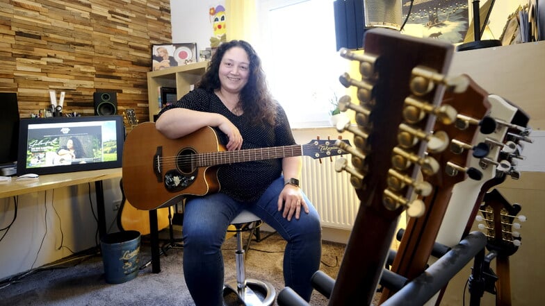 Sie sammelt Gitarren wie andere Briefmarken. Die Musikerin Cora Liebmann aus Burkhardswalde hat ihr erstes Album produziert.