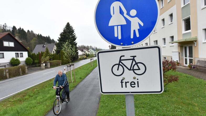 Nur in einigen Orten, wie hier im Glashütter Ortsteil Schlottwitz, gibt es einen Radweg entlang der Müglitz.