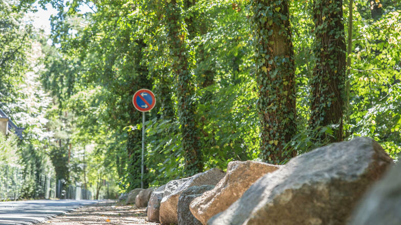 Am langen Haag verhindern Steine das Parken am Straßenrand vor dem Waldfriedhof. Die Stadt Niesky ließ die Steine anfahren, da das Parkverbot immer wieder ignoriert wird.