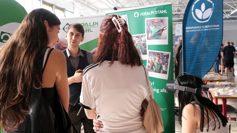 Interessenten am Stahl-Stand von Feralpi. Das Unternehmen bot auf der Berufsmesse einen VR-Trip durchs Stahlwerk.