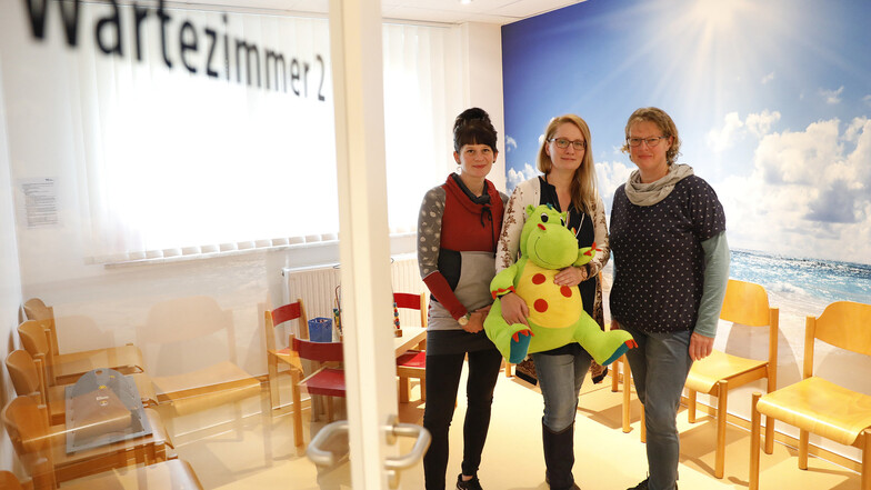 Frauenpower in Löbaus neuer Kinderarztpraxis: Ärztin Katharina Leopold (Mitte) mit ihren Mitarbeiterinnen Maria Kubig (links) und Uta Weckwert im neu gestalteten Wartezimmer.