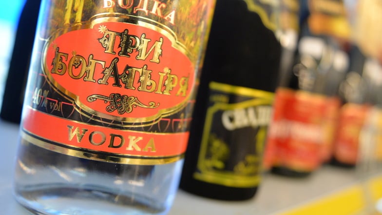 Flaschen mit russischem Wodka und Krimsekt stehen in einem Supermarkt auf einem Regal.