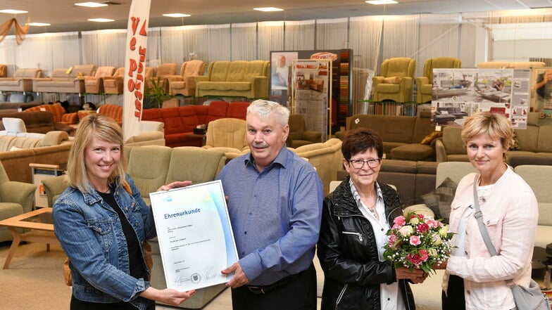 Klaus Vester, Inhaber der Vepo-Polster Möbelhandelsgesellschaft mbH in Ostrau, bekam jetzt von der IHK eine Ehrenurkunde.