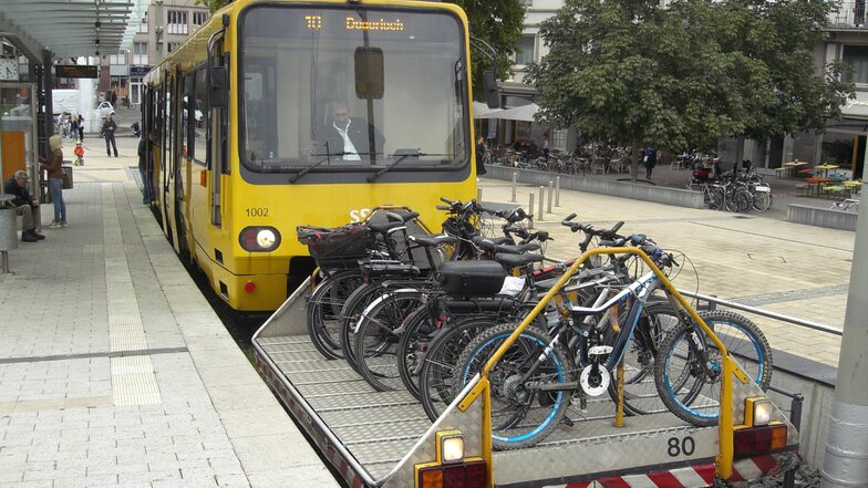 In Stuttgart kommt an der Zahnradbahn so eine Fahrradlore zum Einsatz.
