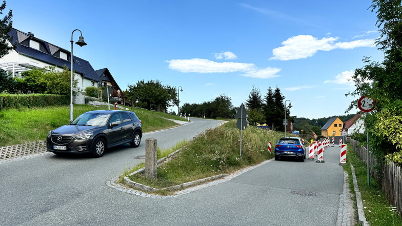 Die Spitzkehre vorm Kloster Marienthal in Ostritz. Diesen engen Weg nutzen viele als Abkürzung für die Umleitung. Das ist so eigentlich nicht gedacht, außer für Anwohner.