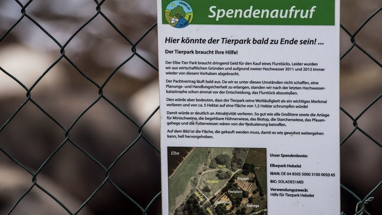 Ohne Geld für ein Flurstück könnte der Tierpark bald drastisch schrumpfen. Sven Näther ruft deshalb auf Schildern zu Spenden auf.