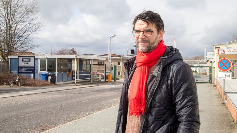 Stadtrat Harald Prause-Kosubek (SPD) vor dem Tor des Waggonbau Niesky. Er fordert ein Bekenntnis der Konzernleitung von Tatravagonka zum Standort Niesky.