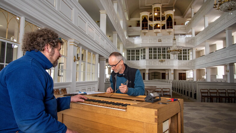 Die Orgelbauer Matthias Sandig (links) und Andreas Lindner haben als zusätzliche Serviceleistung die Waldheimer Truhenorgel gestimmt. Ihre eigentliche Aufgabe ist aber der Einbau der Kreutzbach-Orgel auf der Empore.