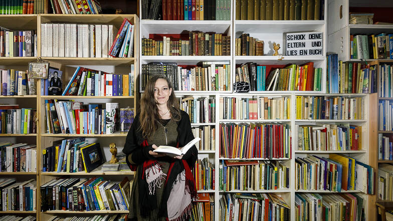 Jana Krauß in ihrer Buchhandlung „Art Goreliz“ auf der Görlitzer Brüderstraße. Hier findet jeder Teilnehmer des Lese-Challenges Stoff genug. Aber darum geht es nicht.