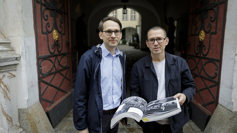 Kai Wenzel (links) vom Städtischen Museum Görlitz und sein Bruder, der Leipziger Verleger Jan Wenzel. Am Montag stellten sie das Buch vor: "Das Jahr 1990 freilegen".