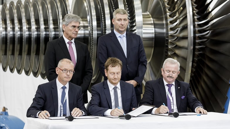 Da war die Stimmung noch gut im Görlitzer Siemenswerk: Am 15. Juli 2019 unterzeichnete auch Sachsens Ministerpräsident Michael Kretschmer im Beisein von Siemens-Chef Joe Kaeser den Zukunftspakt.