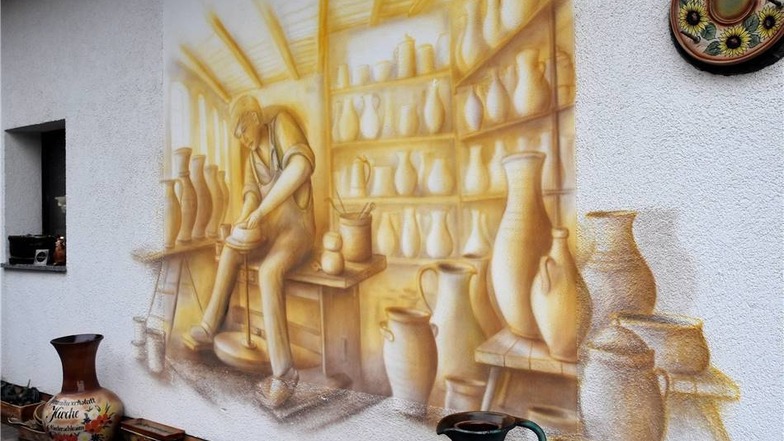 Diese Wandmalerei stellt den Beruf des Töpfers dar. Gesehen an der Werkstatt von Udo und Kurt Hirche in Sagar.