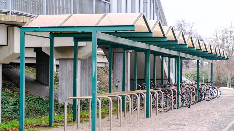 Fahrradständer-Häuschen am Haltepunkt Weinböhla: Ein Bahnfahrer ärgert sich darüber, dass seit über einem Jahr ein Dach undicht ist.