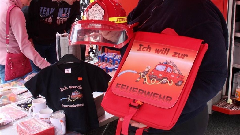 Annett Neumann verkaufte in ihrem Fan-Shop Feuerwehr-Souvenirs.