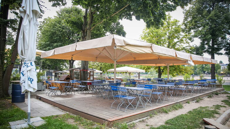 Die großen Schirme schützen die Gäste des Elbegartens nicht nur vor Sonne, sondern halten auch ein paar Regentropfen ab.