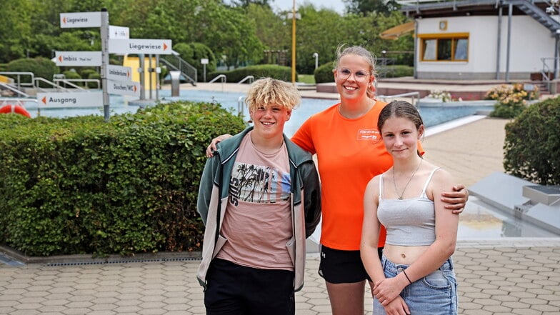 Julia (13, r.) und Lewin (12, l.) waren in diesem Jahr die ersten Besucher im Riesaer Freibad. Die stellvertretende Freibadleiterin Sarah Pfahl vom Badbetreiber Magnet (M.) begrüßte die beiden.